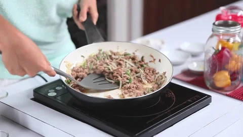 Cooking Ground Beef with Onions and Green Vegetables in a Modern Kitchen Video stock 334915554