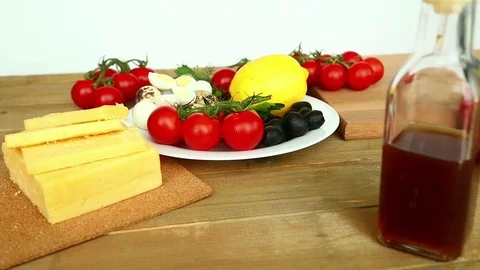 Cooking homemade vegetable salad with cherry tomatoes, cheese and quail eggs 库存影片 77432161