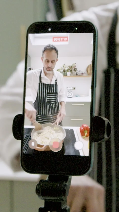 Cooking Influencer Filming Cooking Tutorial on Smartphone in Modern Kitchen. Vídeos de archivo 328761240