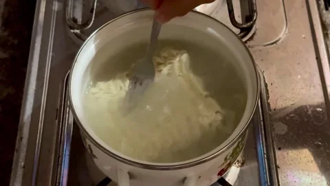 Cooking instant noodle in a Pan Vídeo Stock 342701420