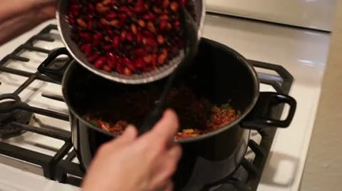 Cooking on kitchen stove. Video stock 8928470