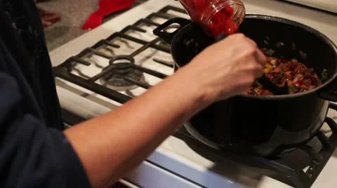Cooking on kitchen stove. Video stock 8928493