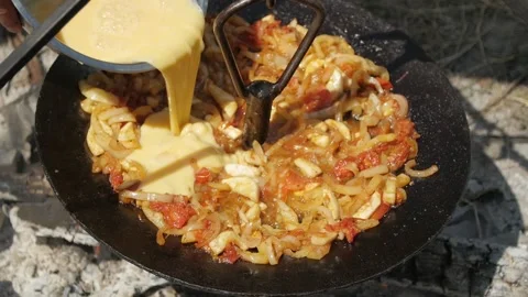 Cooking lunch on a campfire during a hike Vídeo Stock 144682874