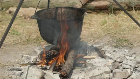 Cooking lunch on a campfire during a hike 動画素材 144683144