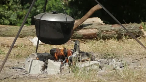 Cooking lunch on a campfire during a hike Vídeo Stock 144683523