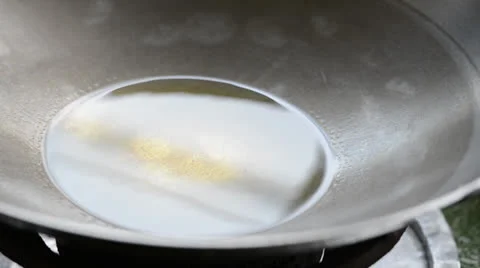 Cooking marinated curry chicken 库存影片 26555006