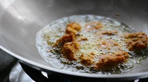 Cooking marinated curry chicken 库存影片 26555209