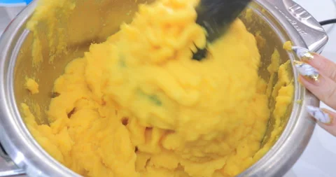 Cooking mashed potatoes Video stock 145685931