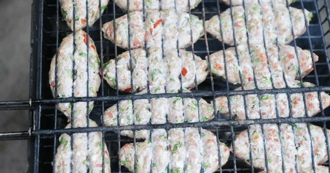 Cooking meat on the fire Vídeo Stock 91981714