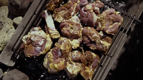 Cooking meat on the grill Vídeos de archivo 95557333