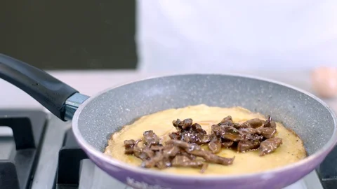 Cooking meat in the pan 库存影片 92276180