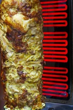Cooking meat for shawarma. Middle Eastern dish prepared on the grill. Foto stock