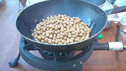 Cooking Meatball In A Pan Vidéo 105833168