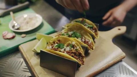Cooking mexican tacos 库存影片 71984503
