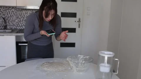 Cooking mistake with online recipe Video stock 334575593