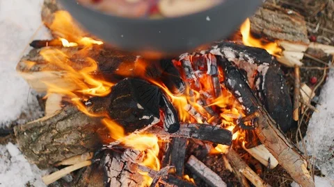 Cooking mulled wine on the bonfire in the winter forest. Vídeos de archivo 100113285