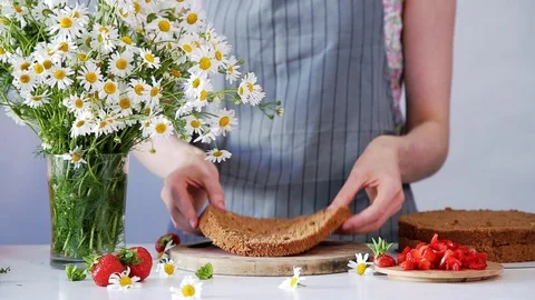 Cooking multilayered cake from biscuit and cream. Video stock 102931995