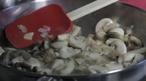 Cooking mushrooms 스톡 동영상 18174179
