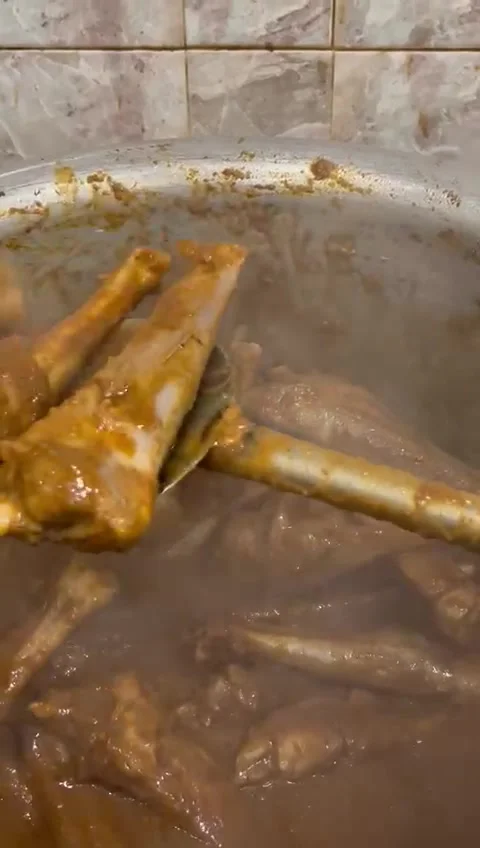 COOKING MUTTON LEG PAYA NIHARI  Stock-Footage 246485100
