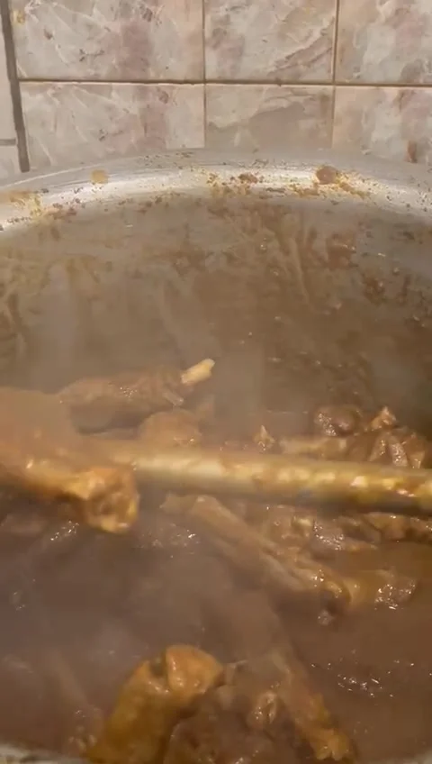 COOKING MUTTON LEG PAYA NIHARI  Stock-Footage 246485102