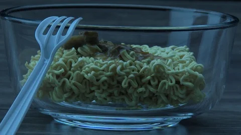 Cooking noodles 動画素材 82991626