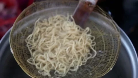 Cooking noodles while stirring using a noodle strainer 스톡 동영상 272297716