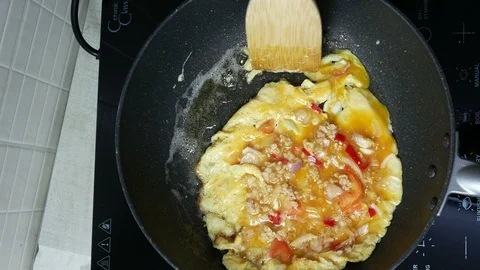 Cooking omelet Video stock 89951747