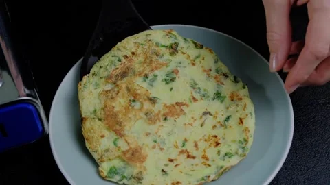 Cooking Omelet with Spatula on Plate in Kitchen Video stock 341424885