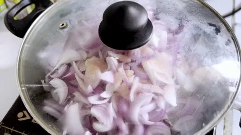 Cooking Onions on Induction Video stock 333609042