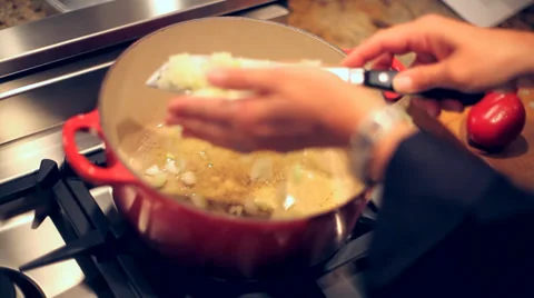 Cooking onions in pan Vídeos de archivo 36273171