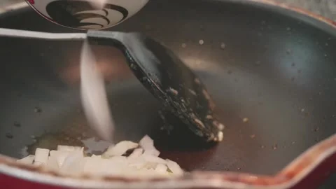 Cooking Onions in a Pan Vidéo 342282176