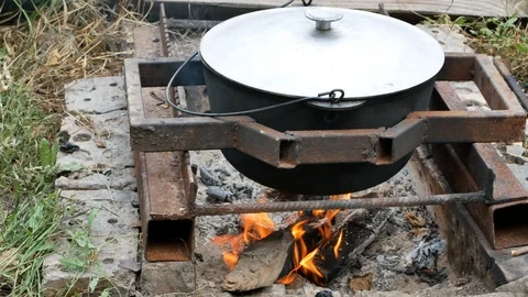 Cooking on open fire in big cauldron 库存影片 94319513