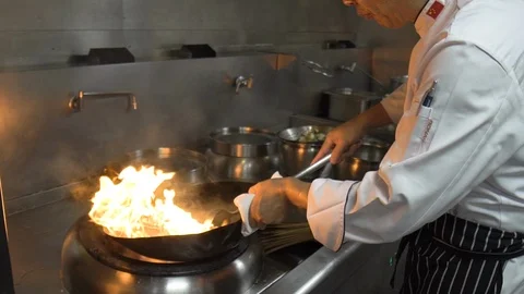 Cooking on open fire Vídeos de archivo 109532244