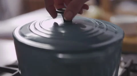 Cooking - Opening pot to view Casserole 库存影片 63095837