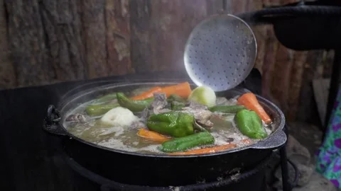 Cooking an oriental dish in a cauldron on fire Video stock 236910153
