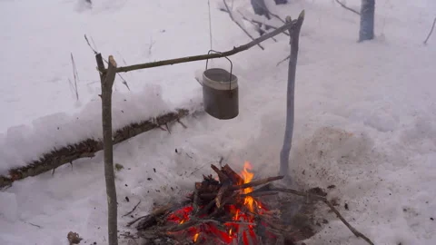 Cooking over a fire in the winter forest. 스톡 동영상 146571941