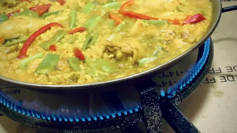 Cooking paella Stockbeeldmateriaal 202608718