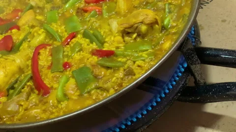 Cooking paella 動画素材 202608931
