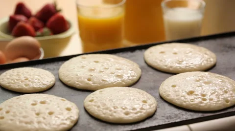 Cooking pancakes Stockbeeldmateriaal 62279725