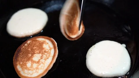 Cooking pancakes Stock Footage 92105520