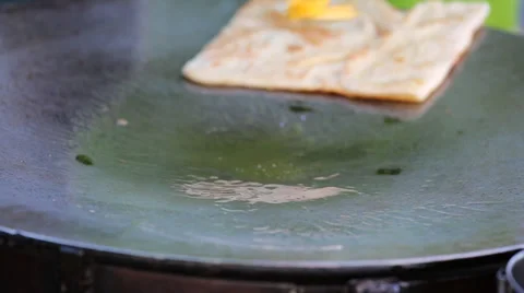 Cooking pancakes on Khao San Road in Bangkok, Thailand. Stock Footage 38568053
