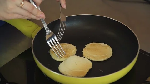 Cooking pancakes in a pan Video stock 86854699