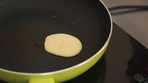 Cooking pancakes in a pan 動画素材 86855152