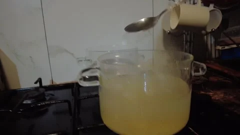 Cooking pasta on the stove in a kitchen with two pots and steam rising from the Stockbeeldmateriaal 337123091