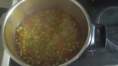 Cooking peas in a saucepan Stock-Footage 309365987
