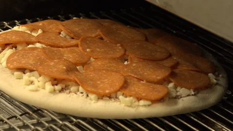 Cooking pepperoni pizza. Video stock 126914288