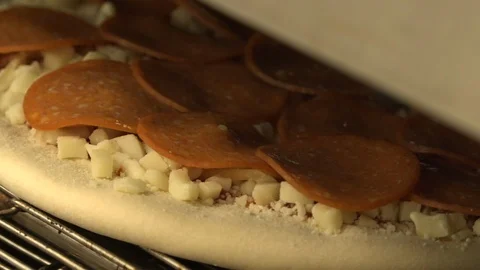 Cooking pepperoni pizza. Vídeo Stock 126914943