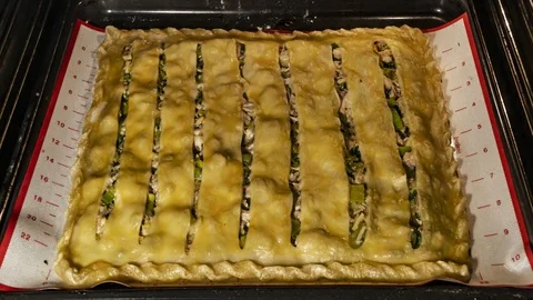 Cooking a pie with chicken and leeks in a home oven, time lapse, Stock Footage 123620260
