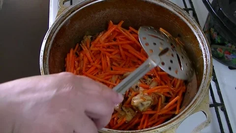 Cooking pilaf in a cauldron 库存影片 106342154