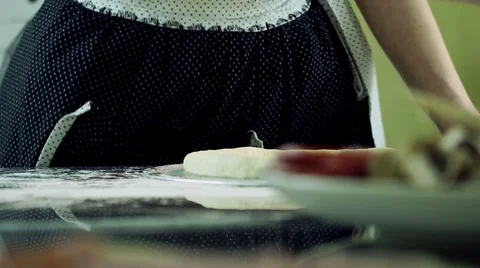 Cooking pizza. Female hands adding and spreading tomato sauce on tasty pizza. HD 库存影片 68991503